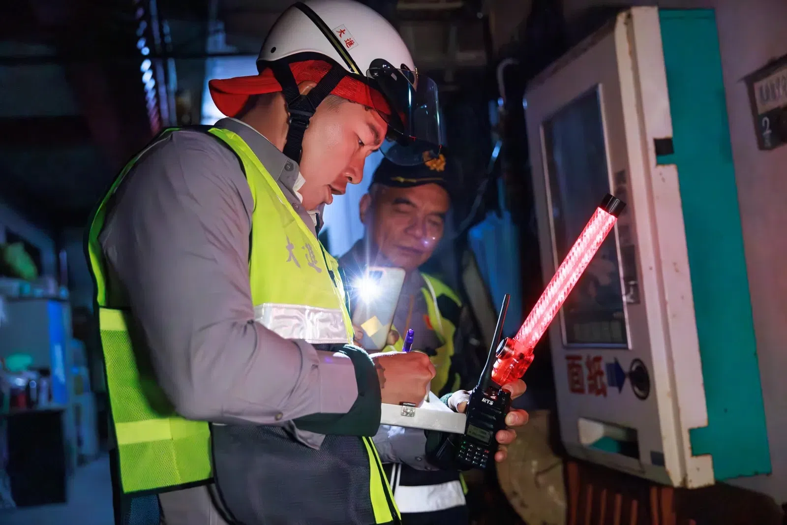 郭泓志（左）在鹿埔村夜巡，确保村民安全。（互联网）