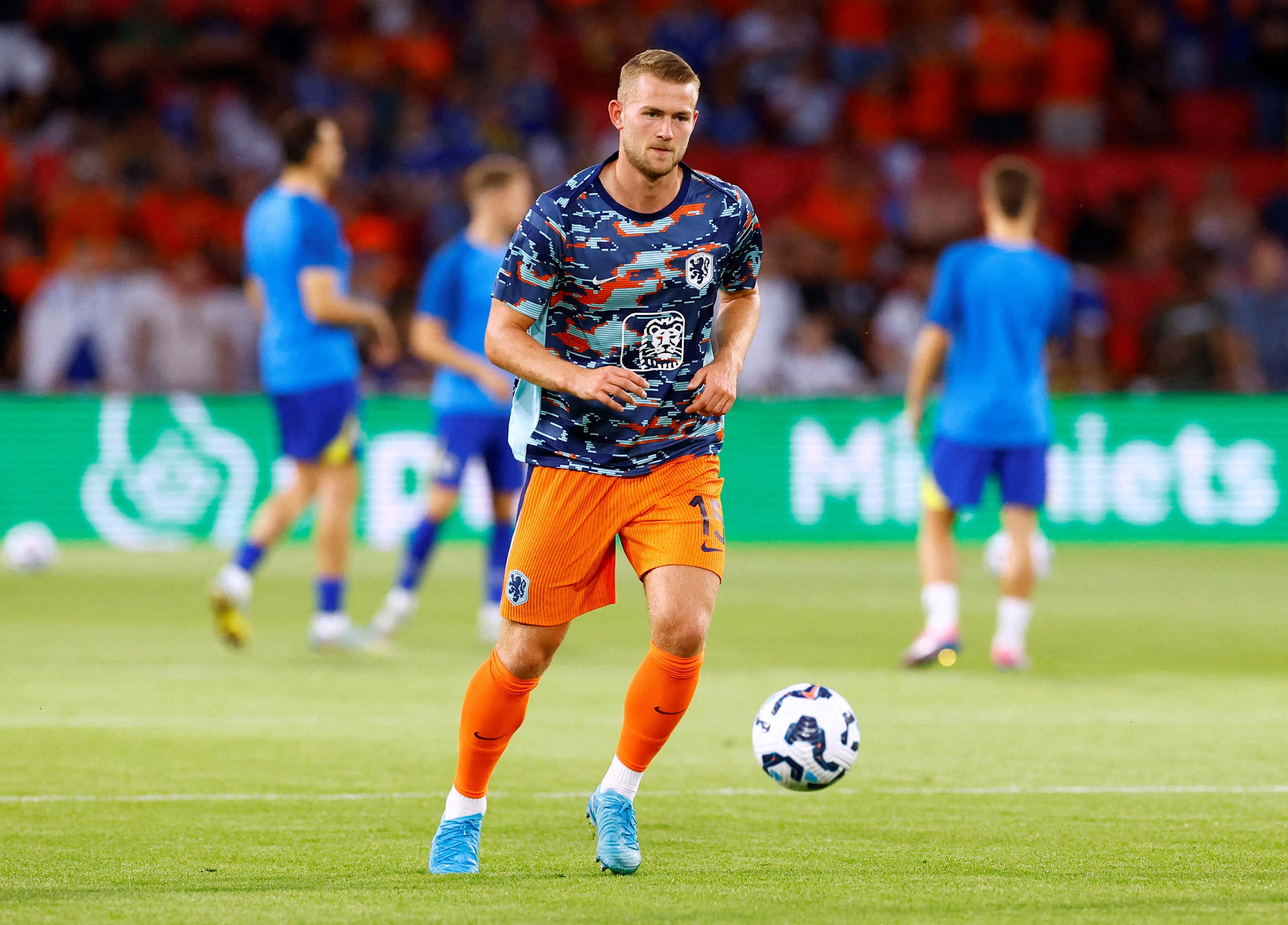 德利赫特接连犯错导致球队丢球，表现挨批。（路透社）