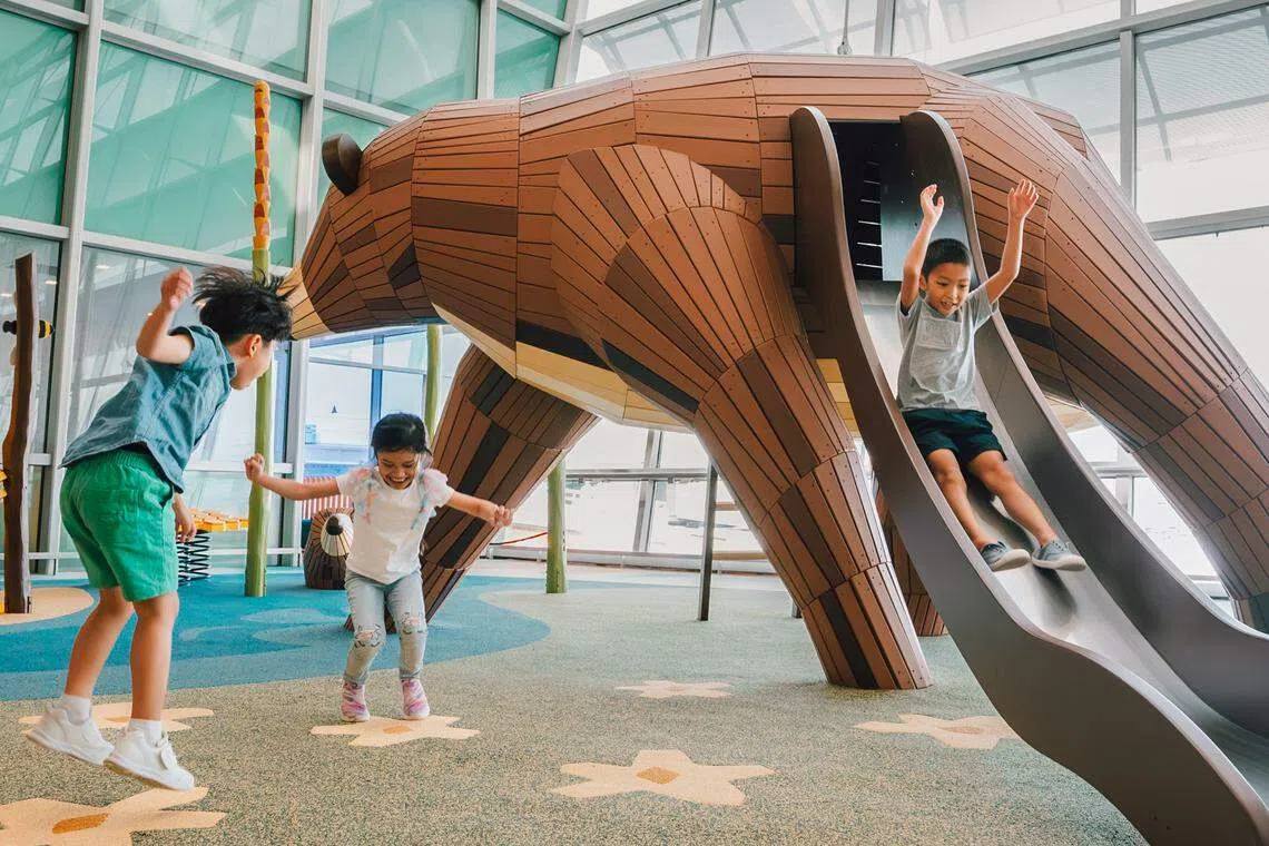 
T2翻新后增添了新设施，包括两个熊熊游乐场，让小朋友在等候班机时也能尽情玩乐。（樟宜机场集团提供）