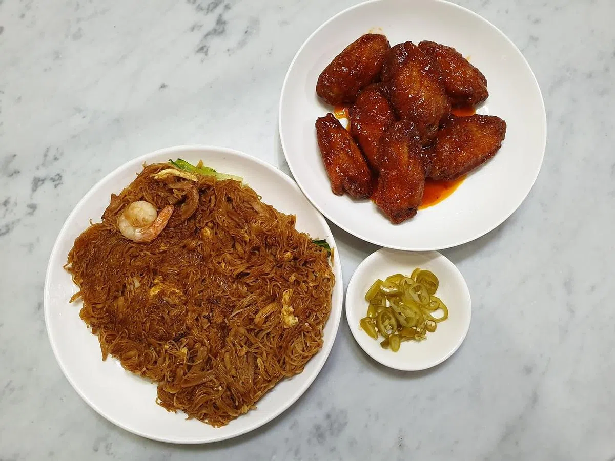 新山亚明小厨的三楼米粉和烧汁鸡翅，外送也保持味道。（黄亿敏摄）