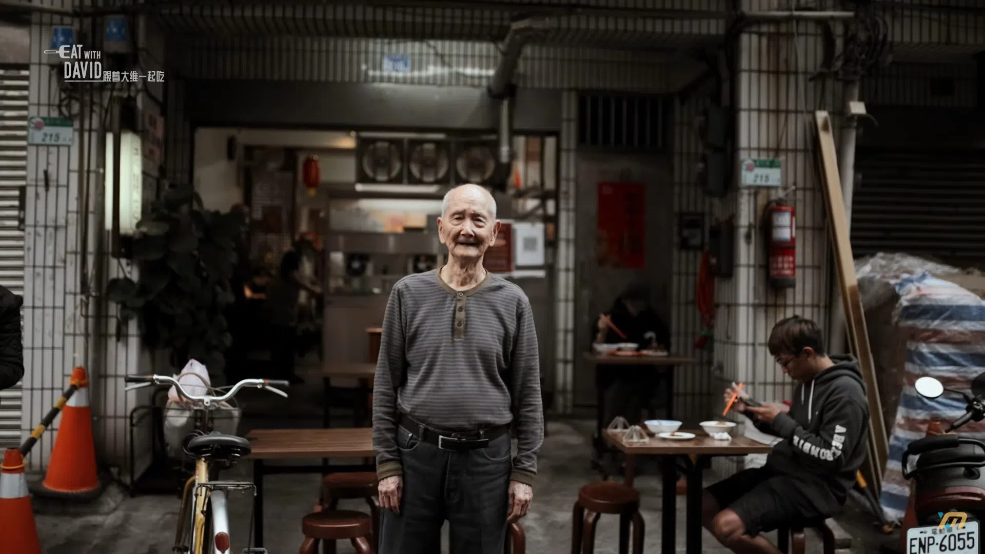 老面店老板对自家的拌面十分自豪。（网络截图）