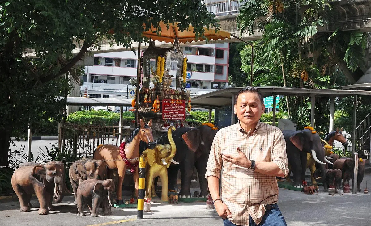 四面佛伫立黄金坊门前已有23年，盼能寻得有缘人安顿佛像。（蔡振鸿摄）
