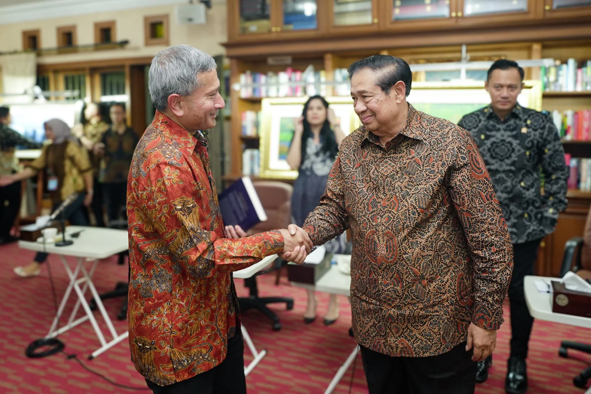 我国外长维文医生（左一）会见印尼前总统、民主党创办人尤多约诺（右二），以及农业事务与土地规划部长阿古斯（右一）。阿古斯是尤多约诺的长子。（新加坡外交部提供）