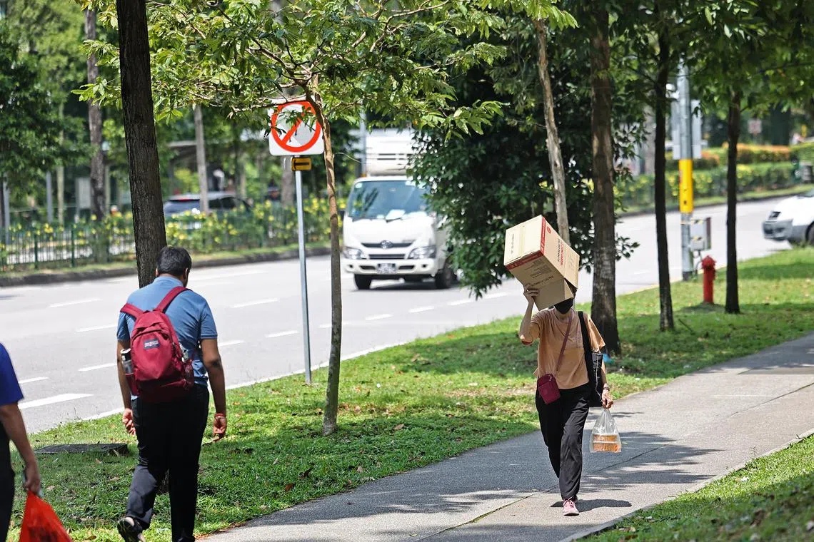 面对时晴时雨的天气，中医说人体内的阳气随着内收，很多人会有懒洋洋的困乏感，早上难起床，也不爱活动。（档案照）