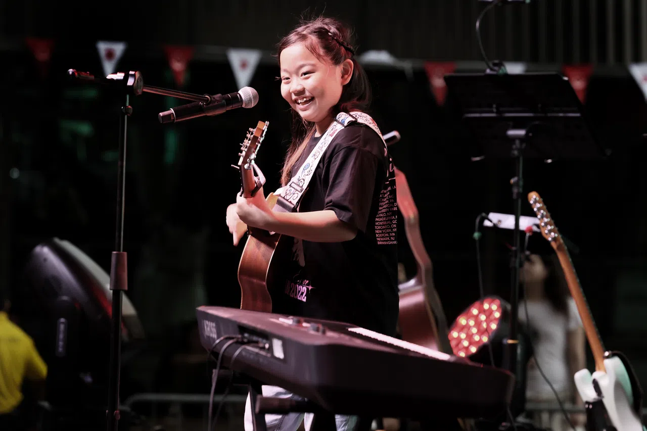 黄姿宁自弹自唱，还不忘带动气氛。（龙国雄摄）