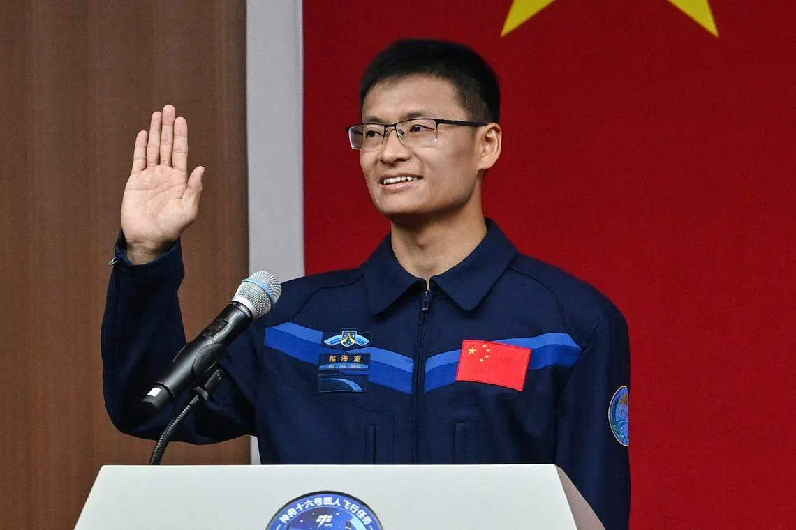 中国官方5月29日公布神舟十六号载人航天任务的三名航天员名单，首位戴眼镜、非军人出身的载荷专家桂海潮成为亮点。（法新社）