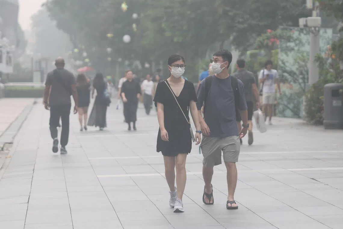 乌节路商场外，公众纷纷戴上口罩，路上行人稀稀落落。（唐家鸿摄）