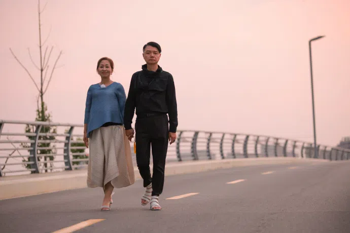 艾威（右）与陈美玲携手走过婚姻的快乐与不快乐。（取自《再见爱人2》官方微博）
