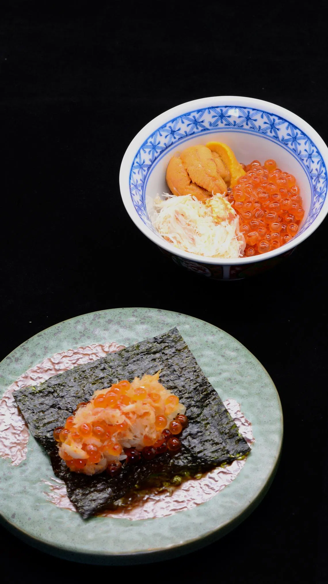 北海道手卷寿司是新加坡Mare Hachikyo的招牌菜之一，海胆蟹肉和鲑鱼卵组合，鲜美诱人，加上北海道梦美人米饭，让人垂涎。（餐馆提供）