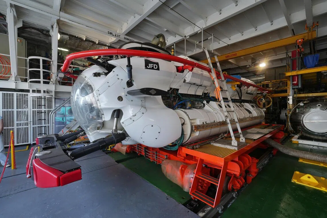 我国海军在此次演习中，出动深潜救生艇DSAR-6，将遇险潜艇里的艇员直接接到拯救船，在恒压环境下完成转移，避免减压伤害。（谢智扬摄）