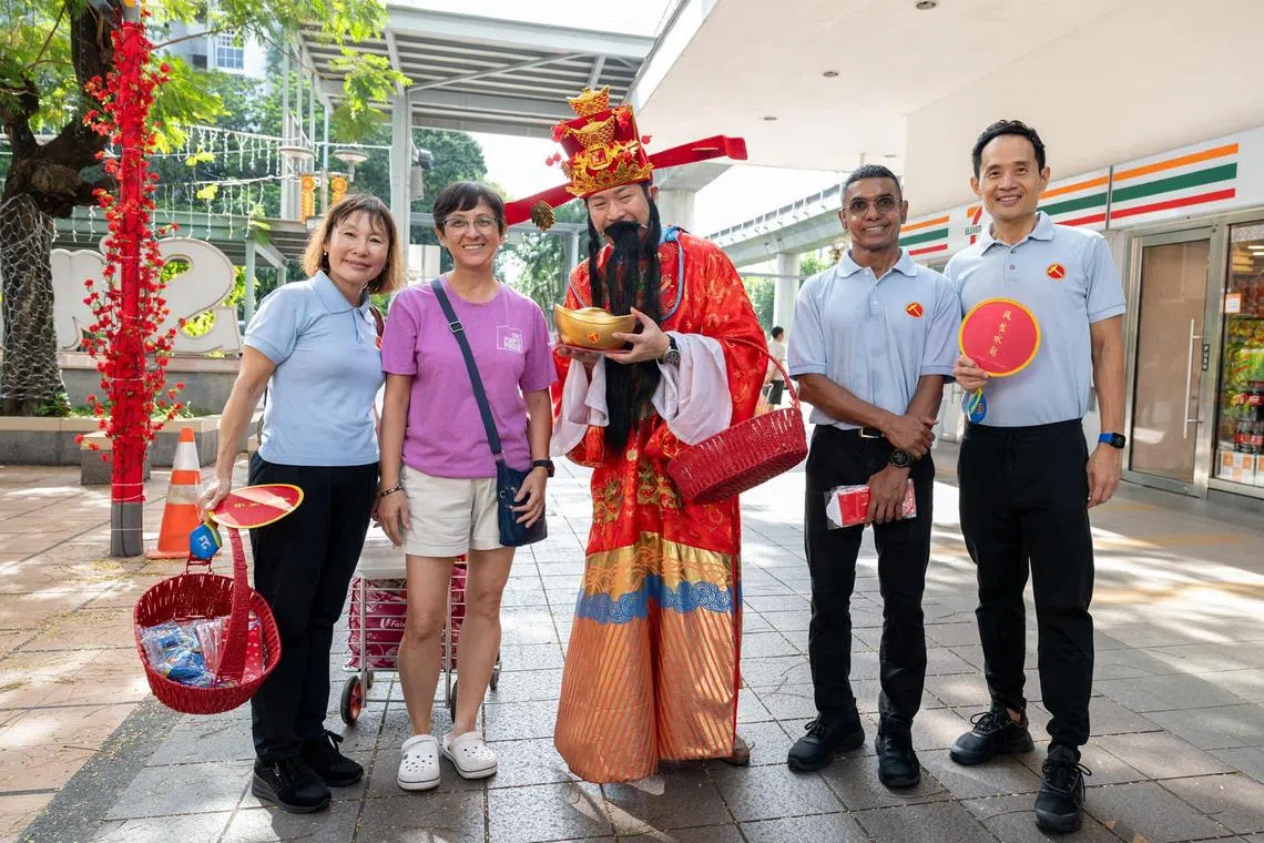 2020年代表工人党竞选东海岸集选区的符策涫（右一）和阿都沙利（右二）仍定期走访这个选区，今年2月也向居民拜年。（取自符策涫脸书）