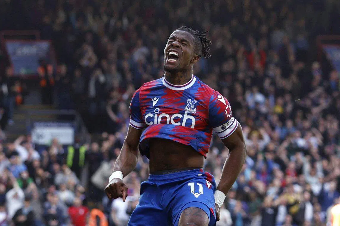 水晶宫前锋扎哈（Zaha）庆祝他在比赛第20分钟的进球。（路透社）