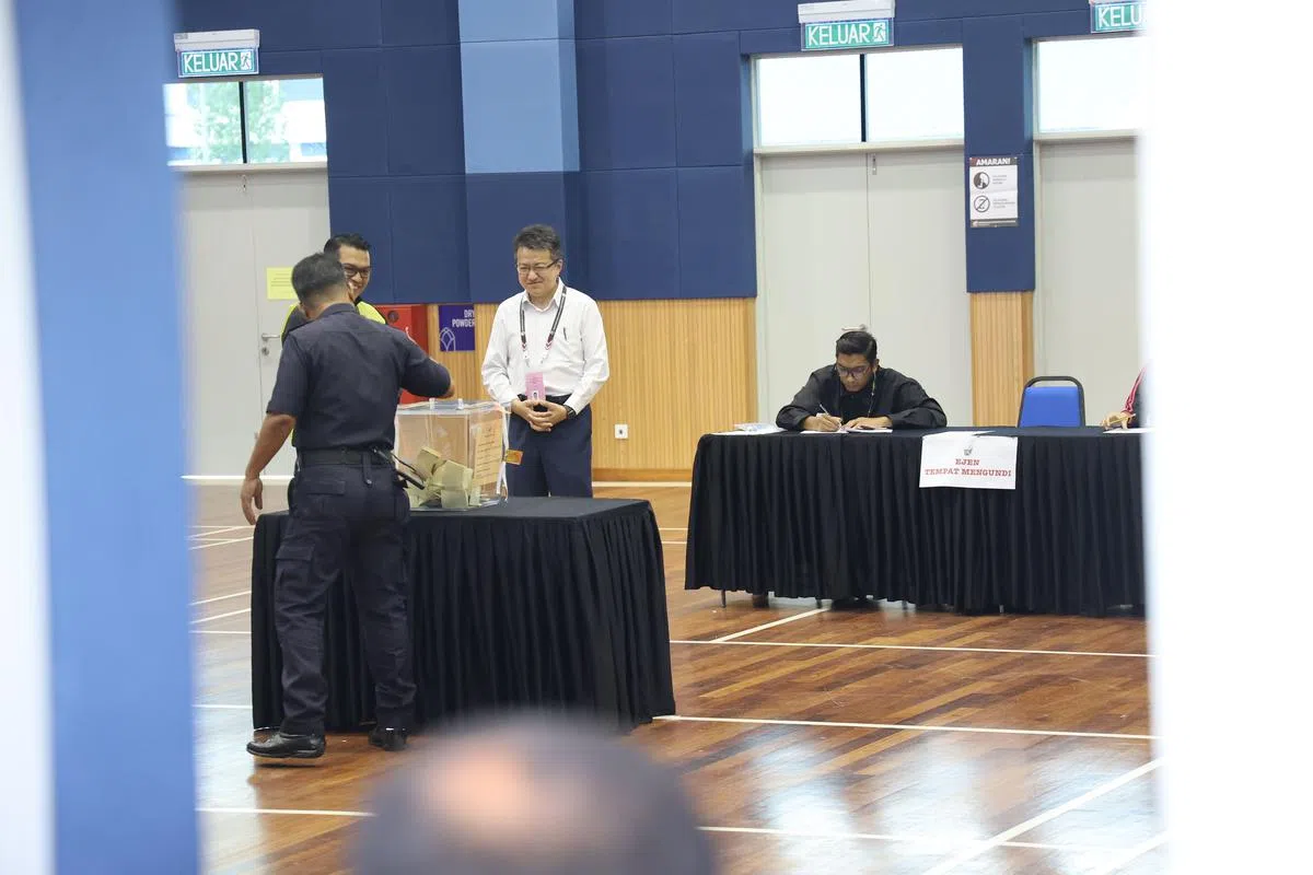 星期二是马国第15届全国大选的提前投票日，约22万5000名军警及家属将在全国578个投票中心投票。图为文希盟柔佛依斯干达布蒂里国会议员候选人刘镇东（右二）星期二上午巡视设在依斯干达布蒂里警区总部的投票站。（邝启聪摄）