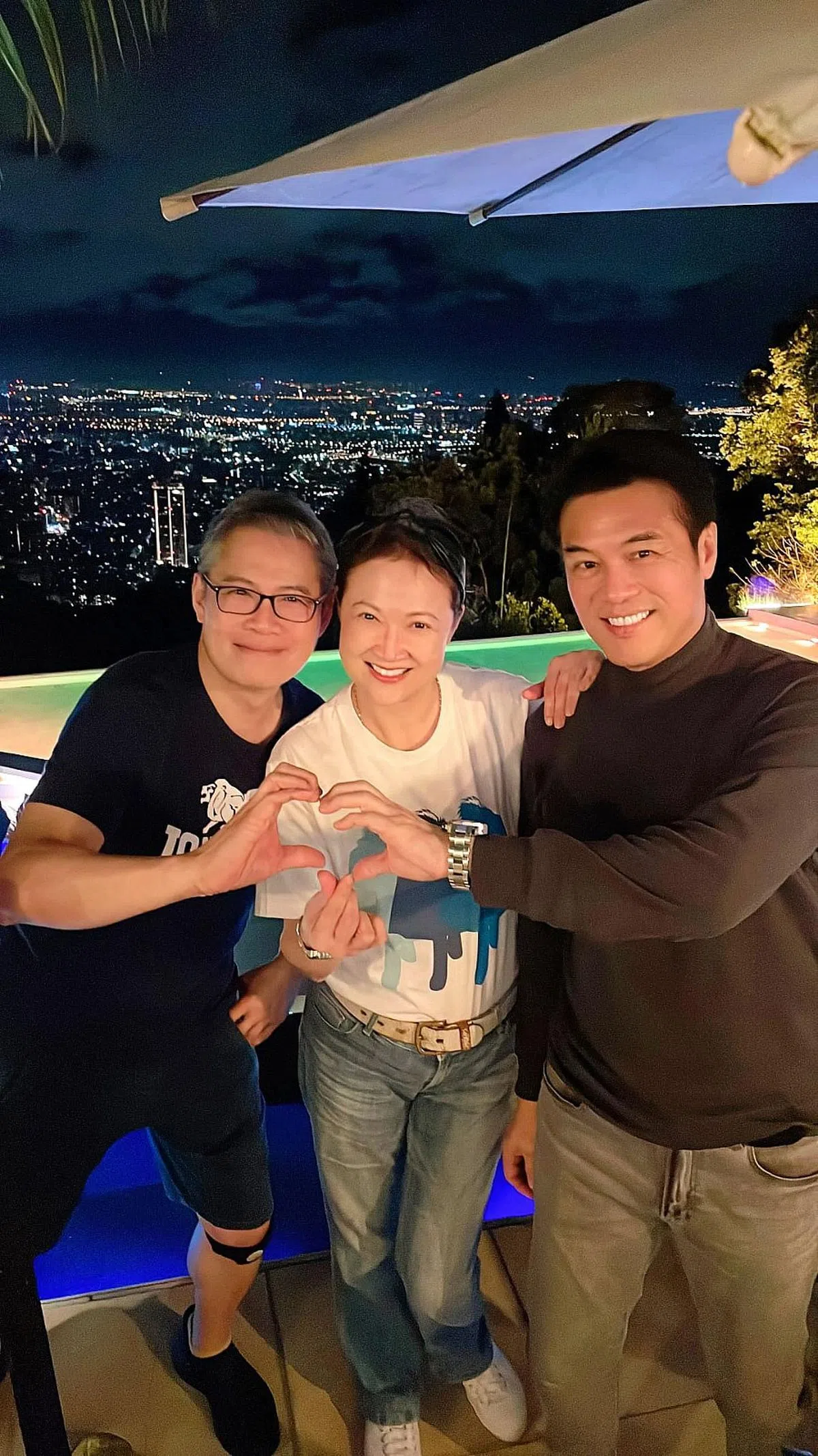 洪伟文（左）很尊重姐夫郑各评（右），指他为人明理，所做一切都为了姐姐洪慧芳（中）。