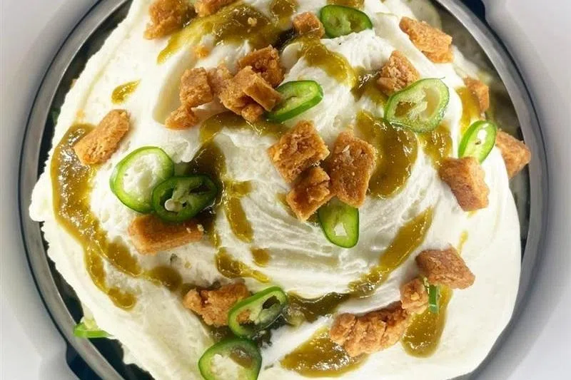 Messina雪糕店4月与米其林星厨Cloudstreet主厨纳林迪拉合作，限量推出叻沙叶意式雪糕。（餐馆提供）