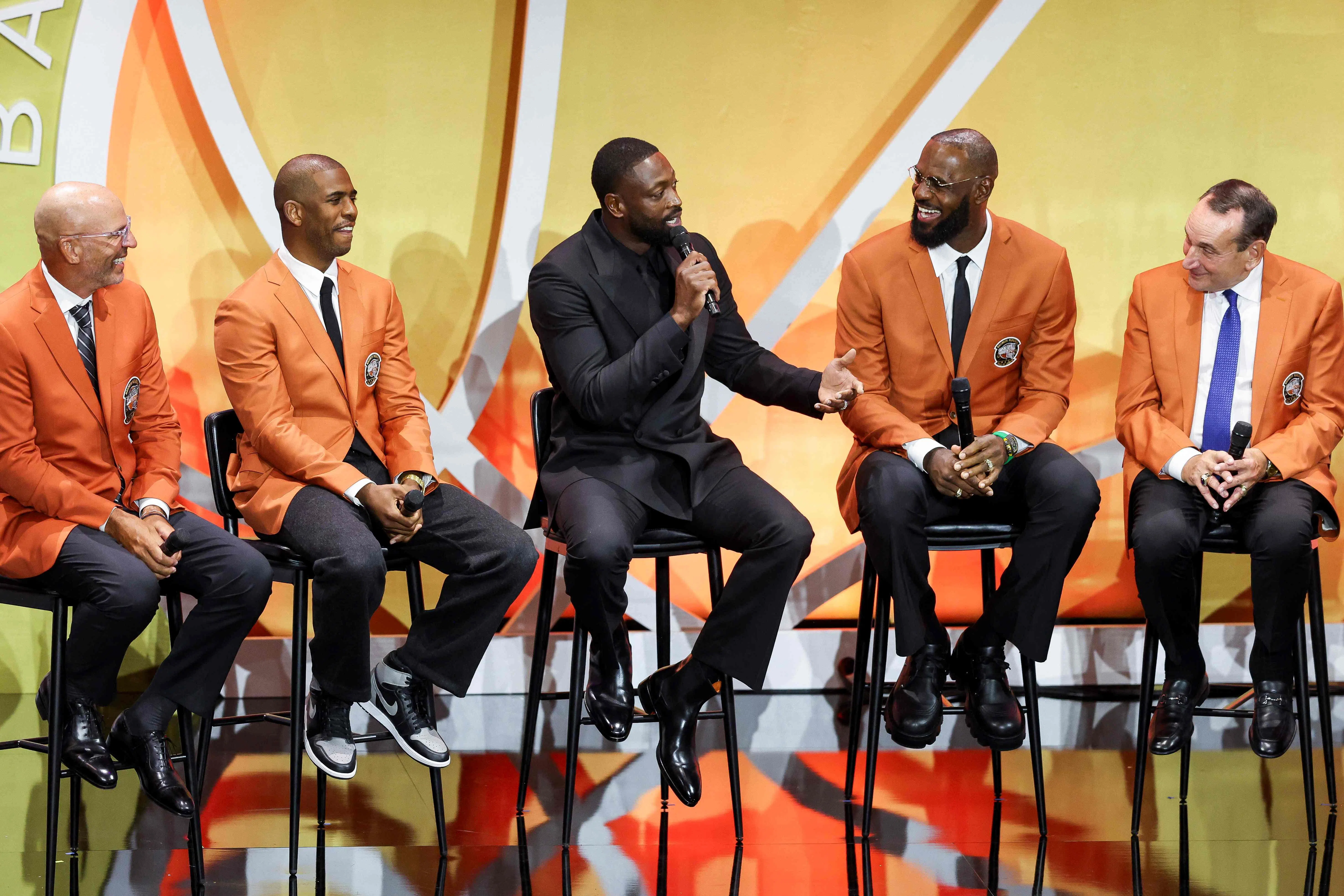 基德（左起）、保罗、韦德、詹姆斯和主帅沙舍夫斯基一同出席仪式，作为2008年美国奥运男篮的一员一同入选名人堂。（法新社）