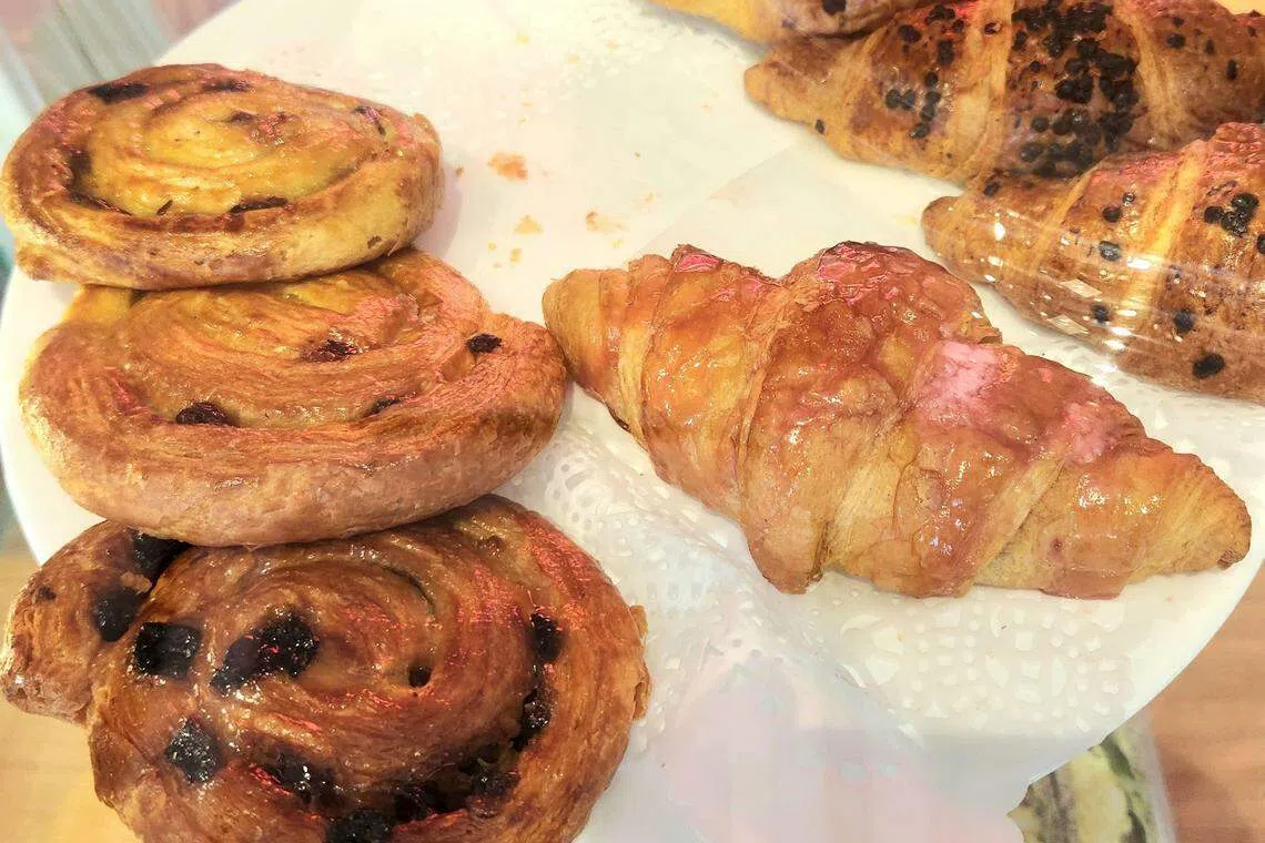 店内售卖多款每天新鲜烘焙的酥皮饼。（陈爱薇摄）