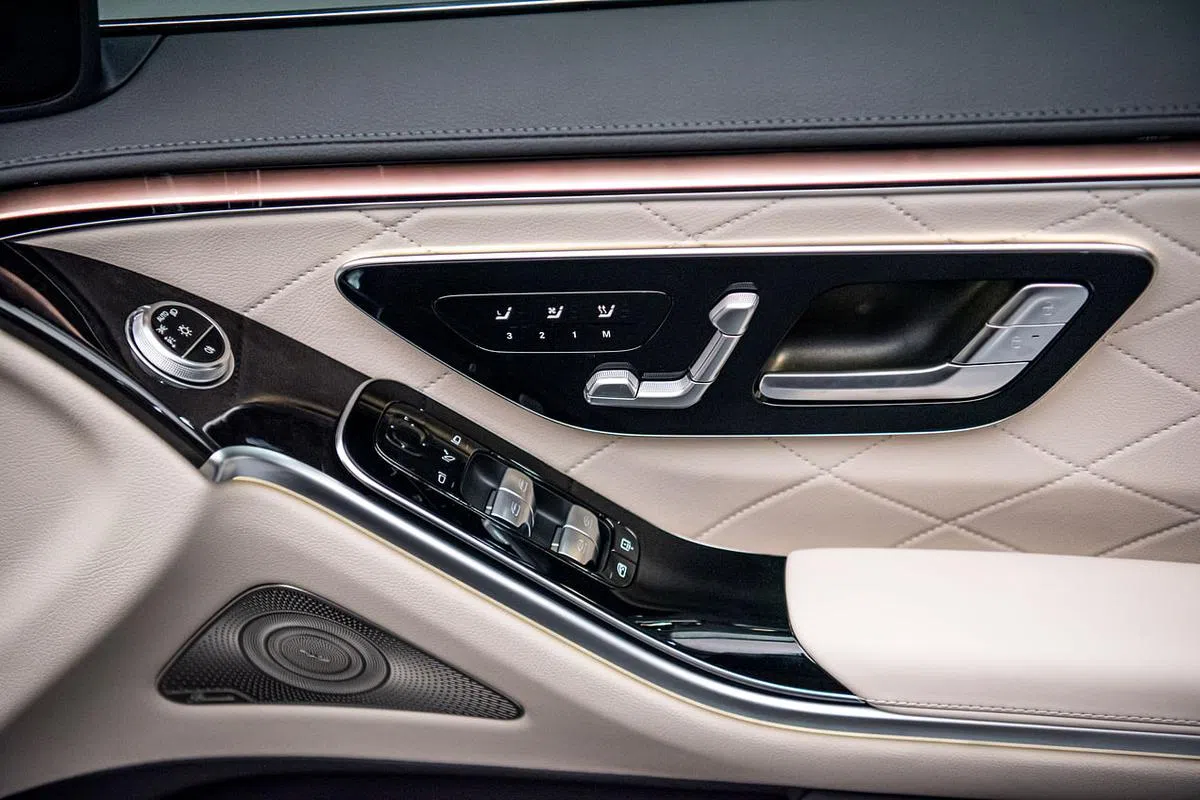 车门内侧的椅背控制按钮看起来和过去没分别，但其实为触控式设计。