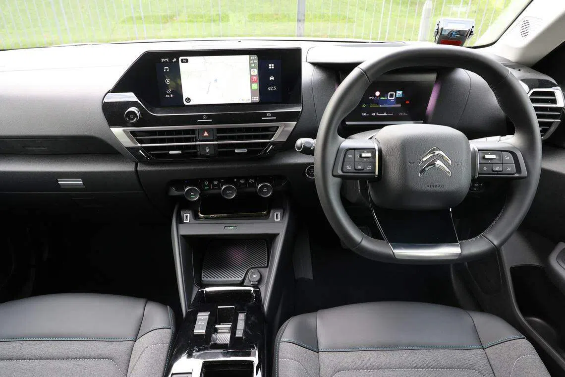 e-C4的内饰设计简约，采用不少塑料材质。（唐家鸿摄）