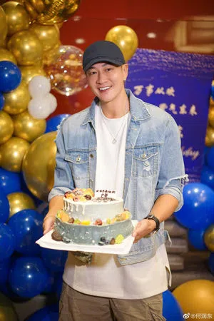 何润东因带太多保险套过海关而遭盘查。（互联网）