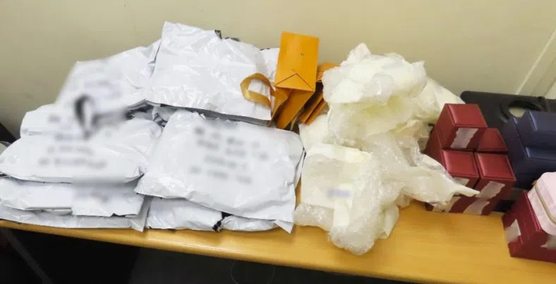查获23件珠宝分装于22个包裹。（新加坡关税局提供）