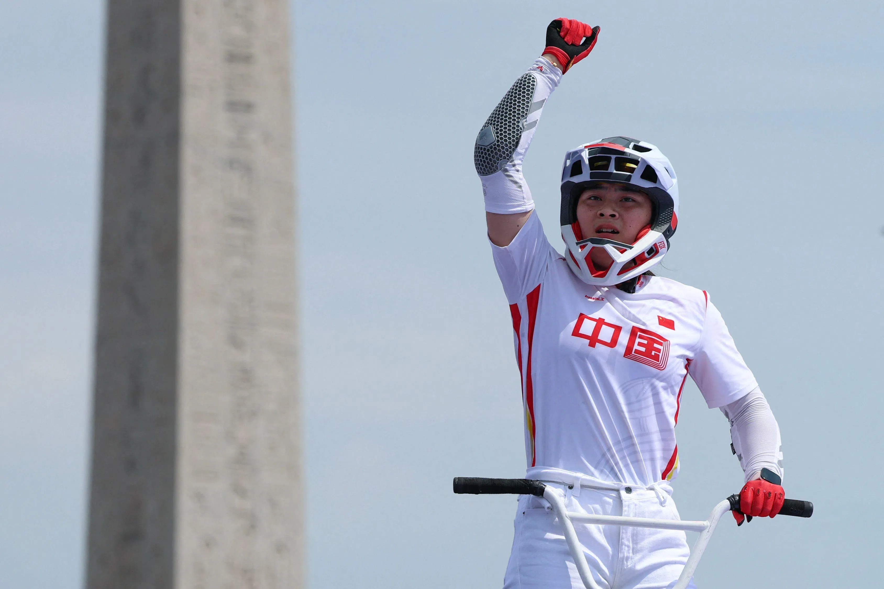 邓雅文为中国夺得自由式小轮车队史上首面奥运会金牌。（法新社）