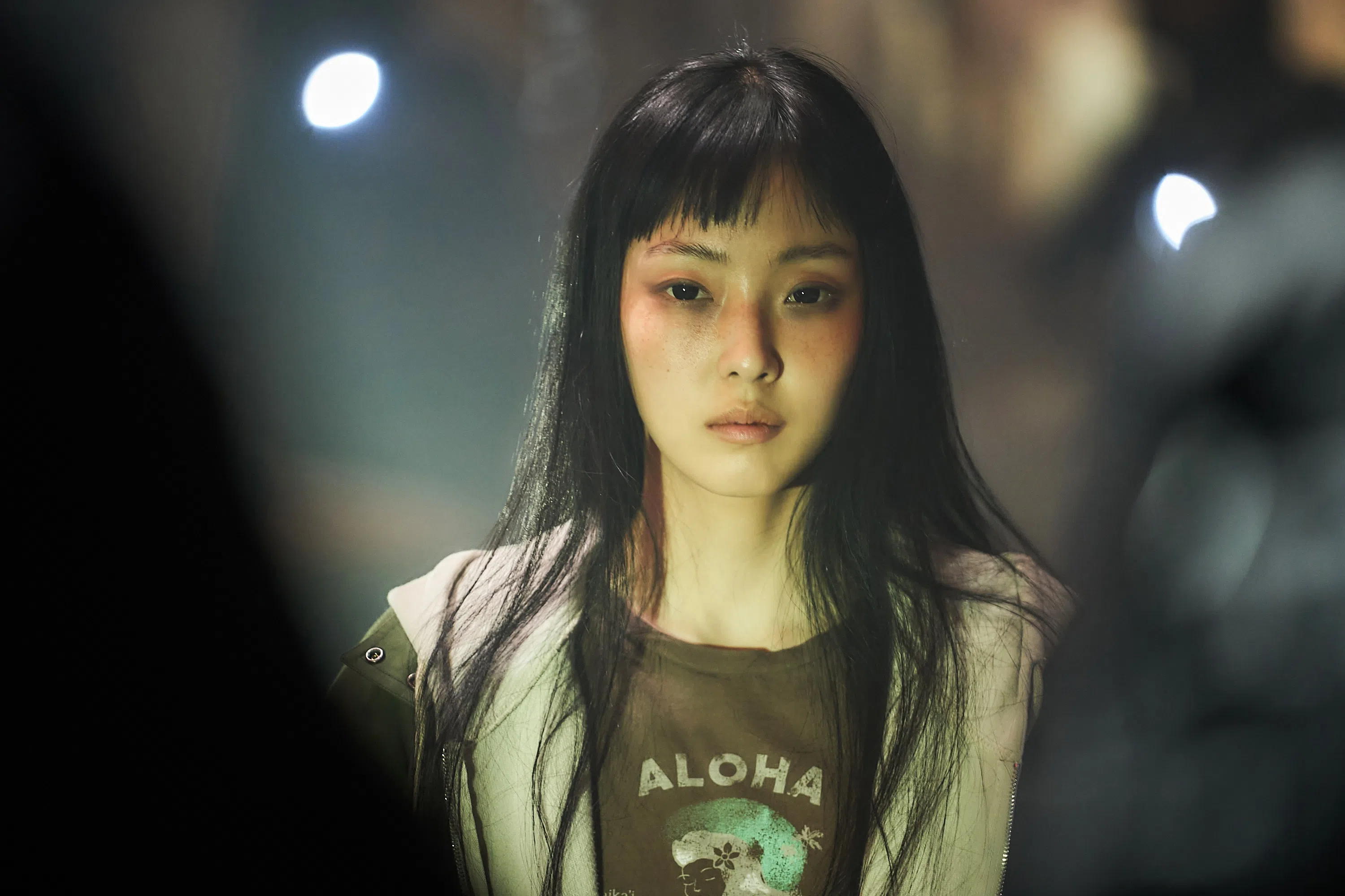 全少妮挑战一人分饰两角——人类郑秀仁和附身的寄生兽。                  （Netflix提供）