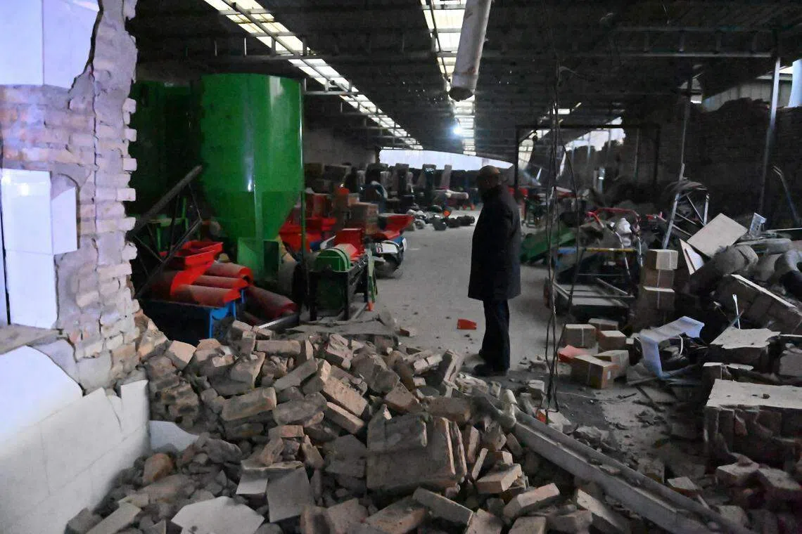 甘肃省临夏州积石山县大河家镇受损的建筑物。（中新社）