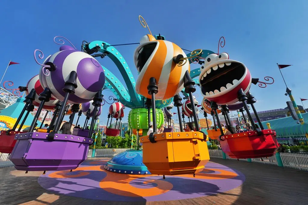 环球影城“小黄人乐园”开幕 旋转木马与本地美食摊全球首发