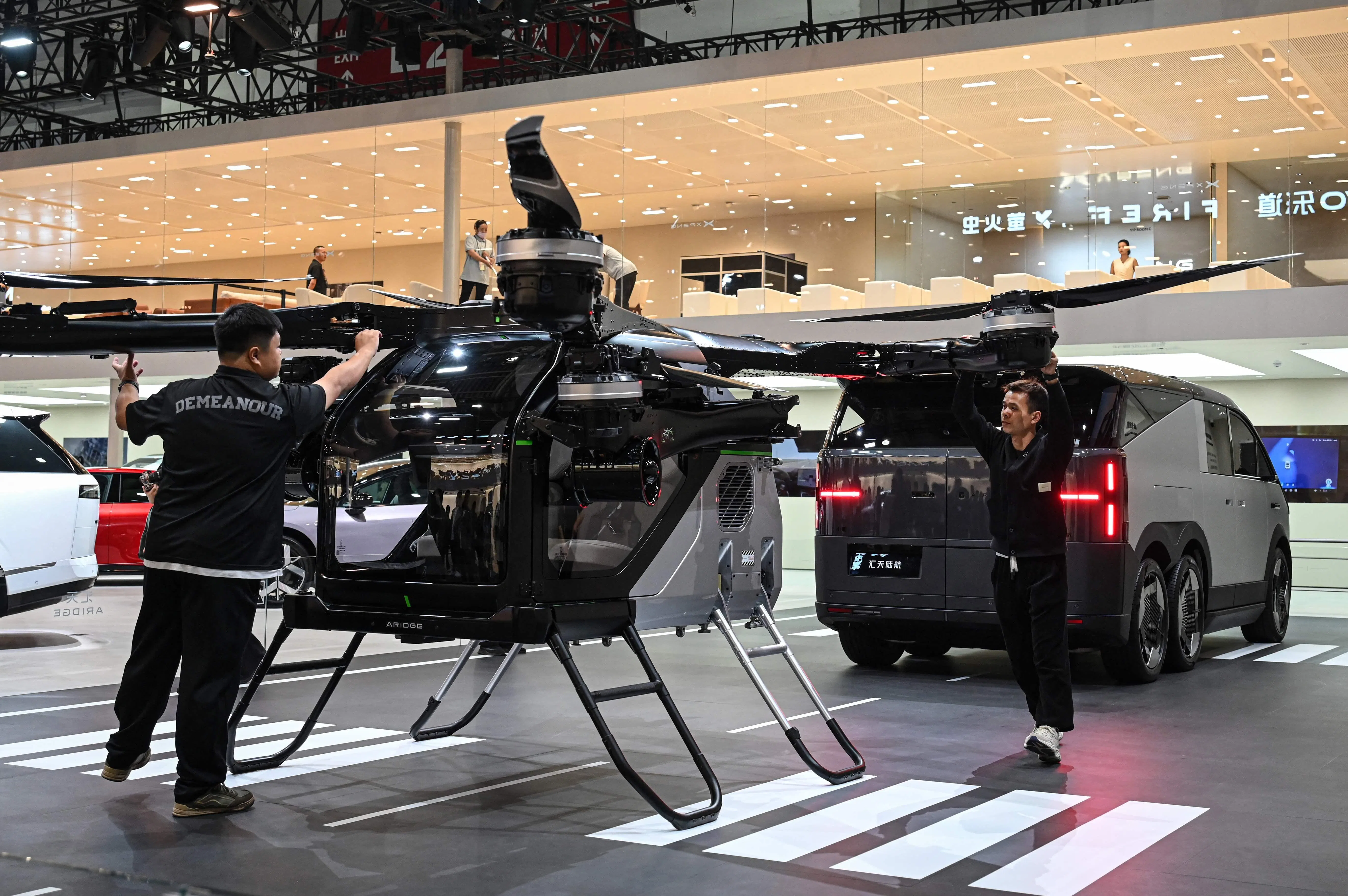 小鹏汽车在北京国际汽车展览会展示飞行汽车，明年计划大规模生产。（法新社）