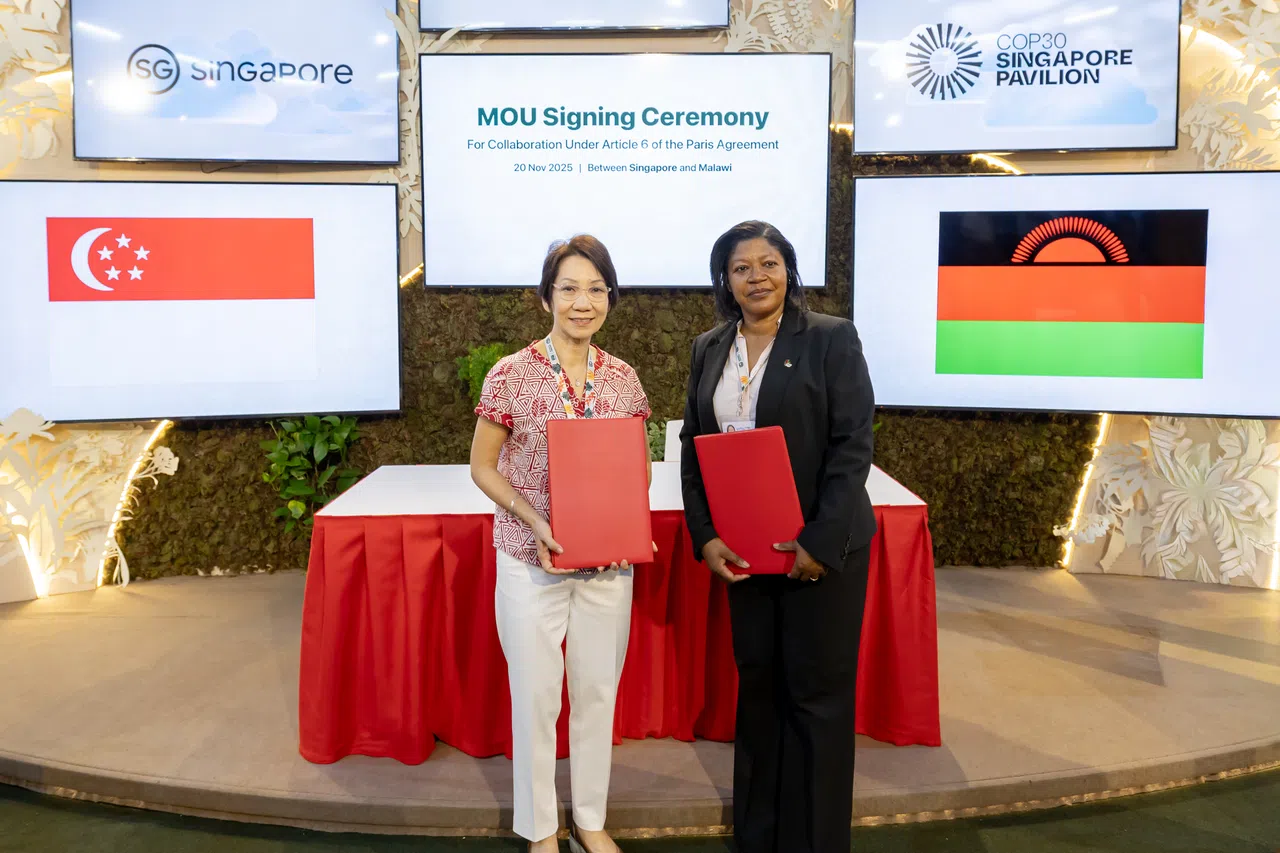 永续发展与环境部长傅海燕（左）与马拉维自然资源、能源与矿业部长马坦加（Jean Mathanga）博士，于巴西贝伦时间星期四早上，在COP30新加坡馆签署碳信用合作谅解备忘录。（COP30新加坡馆提供）