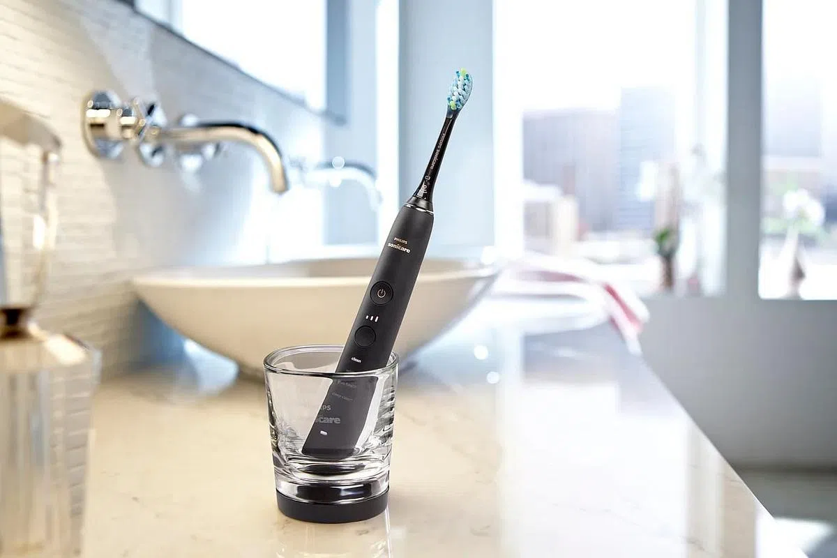 飞利浦的黑钻色Sonicare DiamondClean充电式声波震动牙刷，将卫浴品转为生活用品。（飞利浦提供）