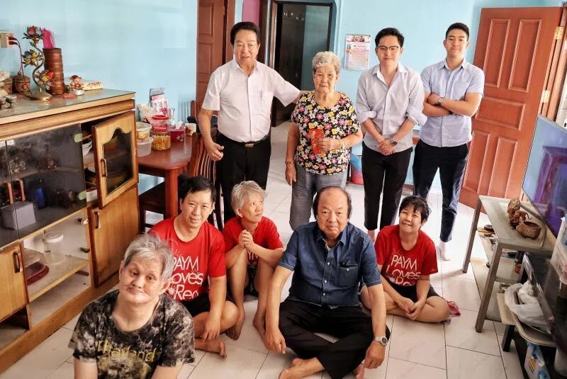 翁俊民二次拜访命运坎坷的80岁黄锦一家，她的四名年过半百的儿女都有轻、中度智障；当初，老妇因没钱办丈夫的后事，得到殡葬业者郑海船（后排左一）义务帮忙后，又因此与翁俊民结缘。（受访者提供）