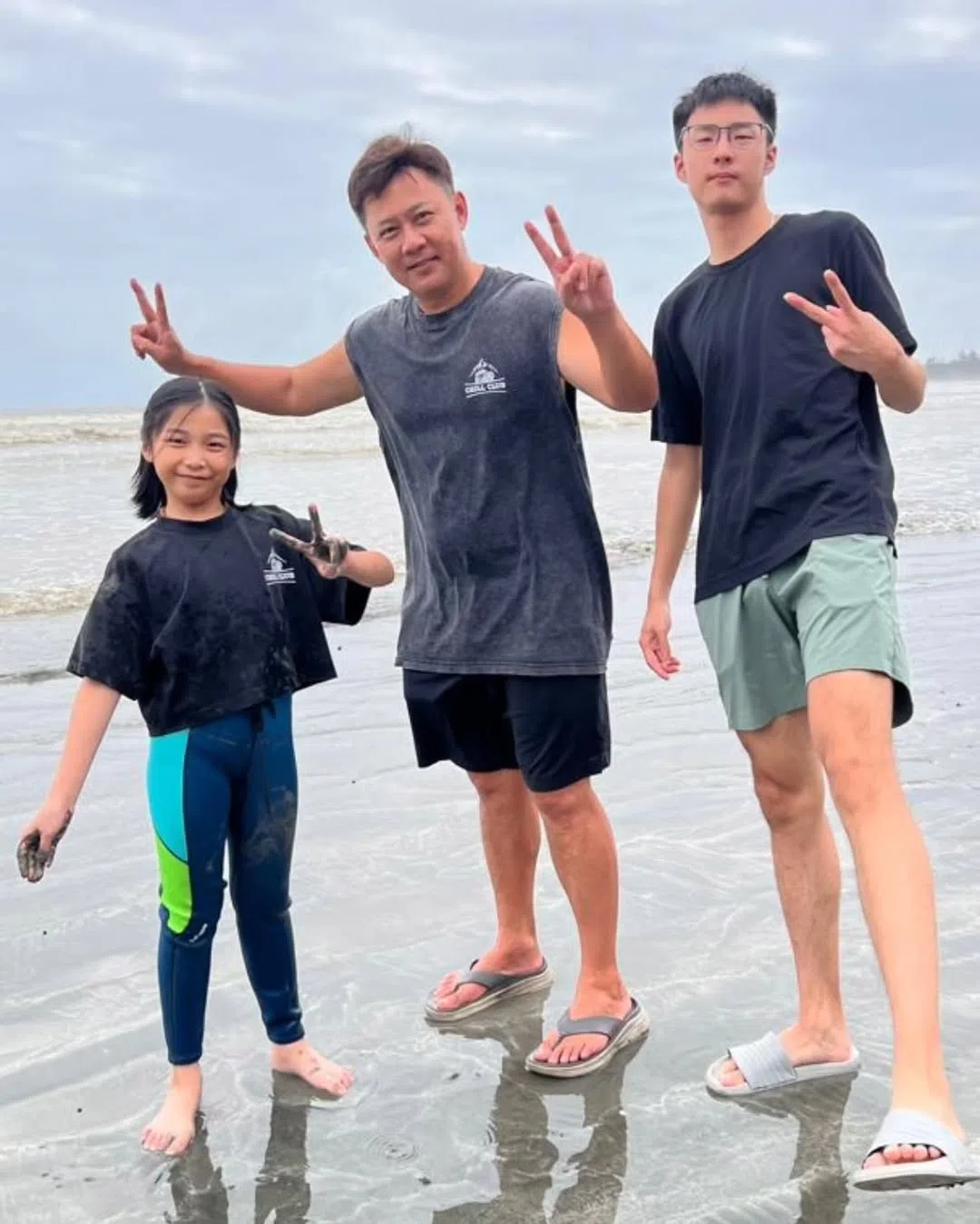 姚彣隆在没拍戏的日子里，尽量多陪伴儿子姚则宇和女儿姚洛慧。（姚彣隆提供）