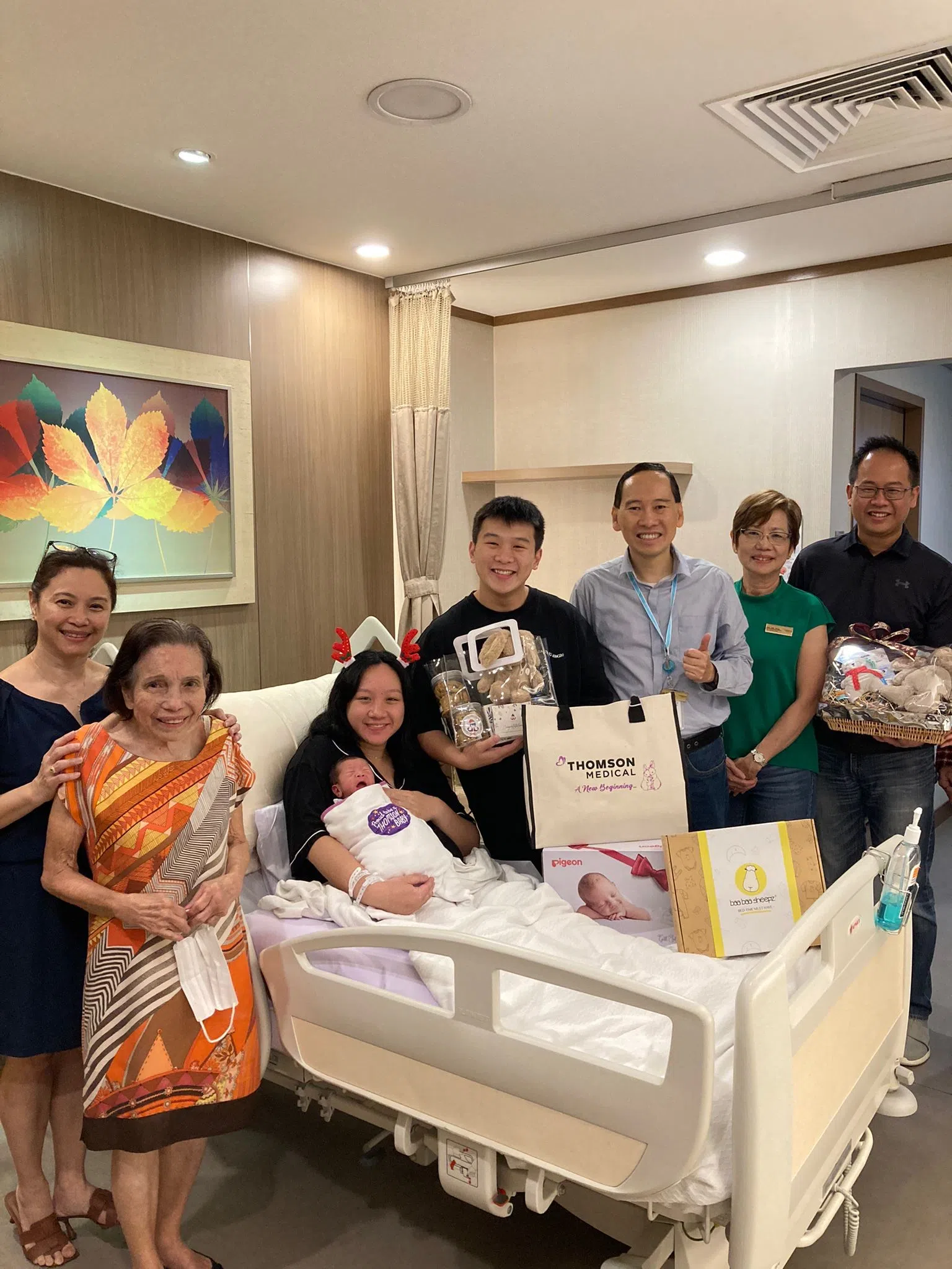 年轻夫妇沈勇赞（左四）和妻子郭美芬（左三），在圣诞节的零时57分迎来了他们的第二个儿子。（康盛医疗集团提供）