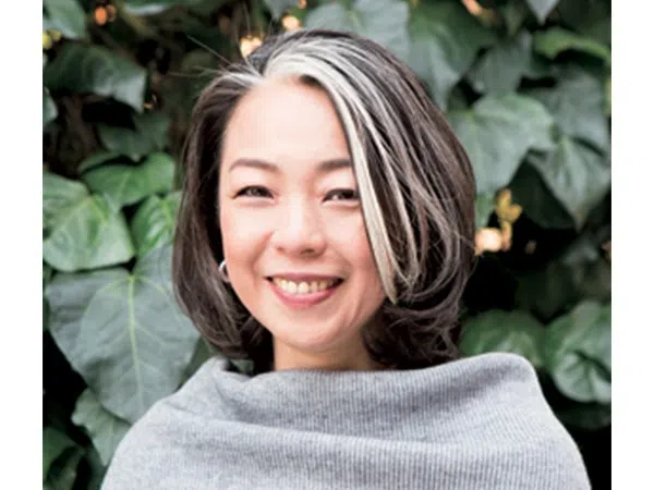 发际线可自然处理，模糊白发与自然发之间的边界。（互联网）