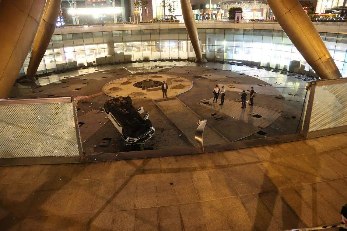 汽车撞入新达城财富之泉后翻覆在内，一人被送入医院。（吴伟国摄）