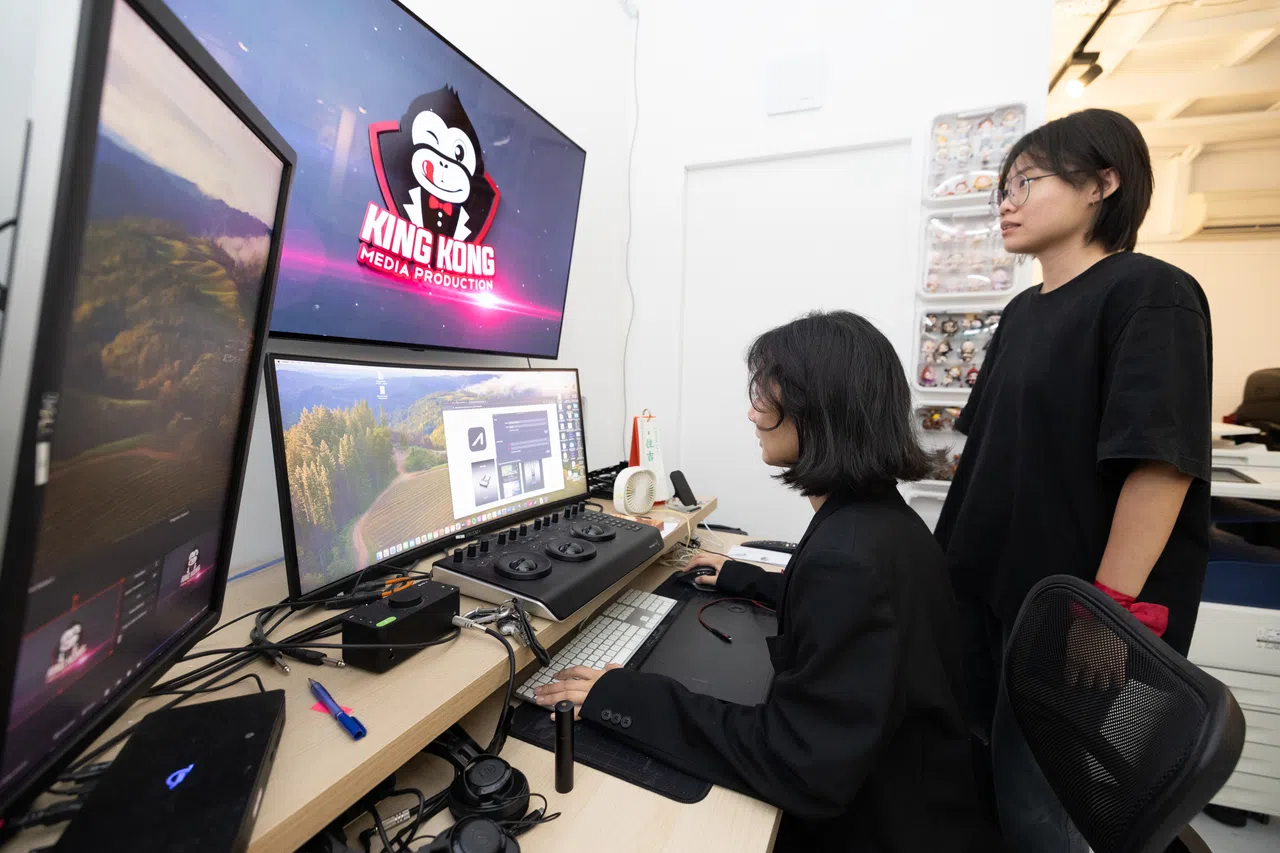金刚媒体新工作室配备了环形布幕摄影棚及先进的直播室与摄影设备，可用作直播，也可制作网络内容、广告等。（特约沈康雄摄）