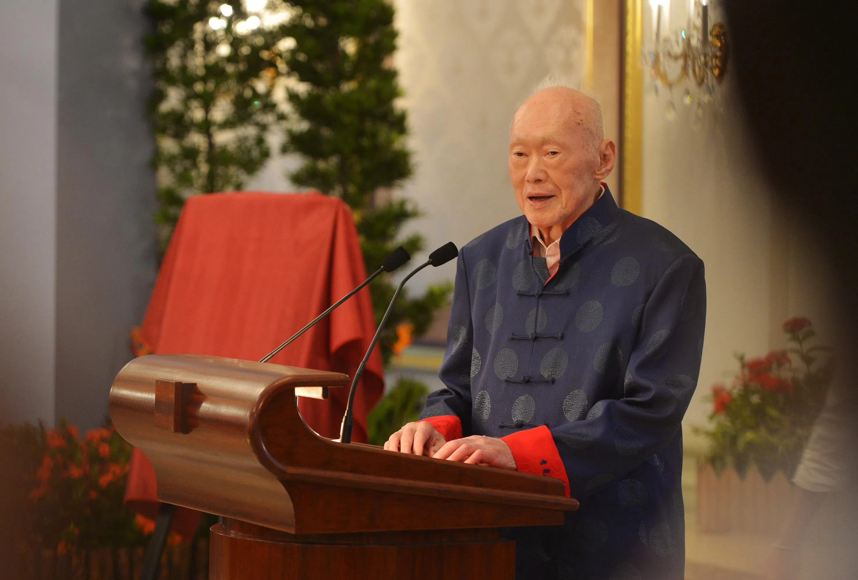 2013年8月6日，李光耀在总统府发布新书《李光耀观天下》（One Man’s View of the World）时，也穿了一件中式夹克。（档案照片）