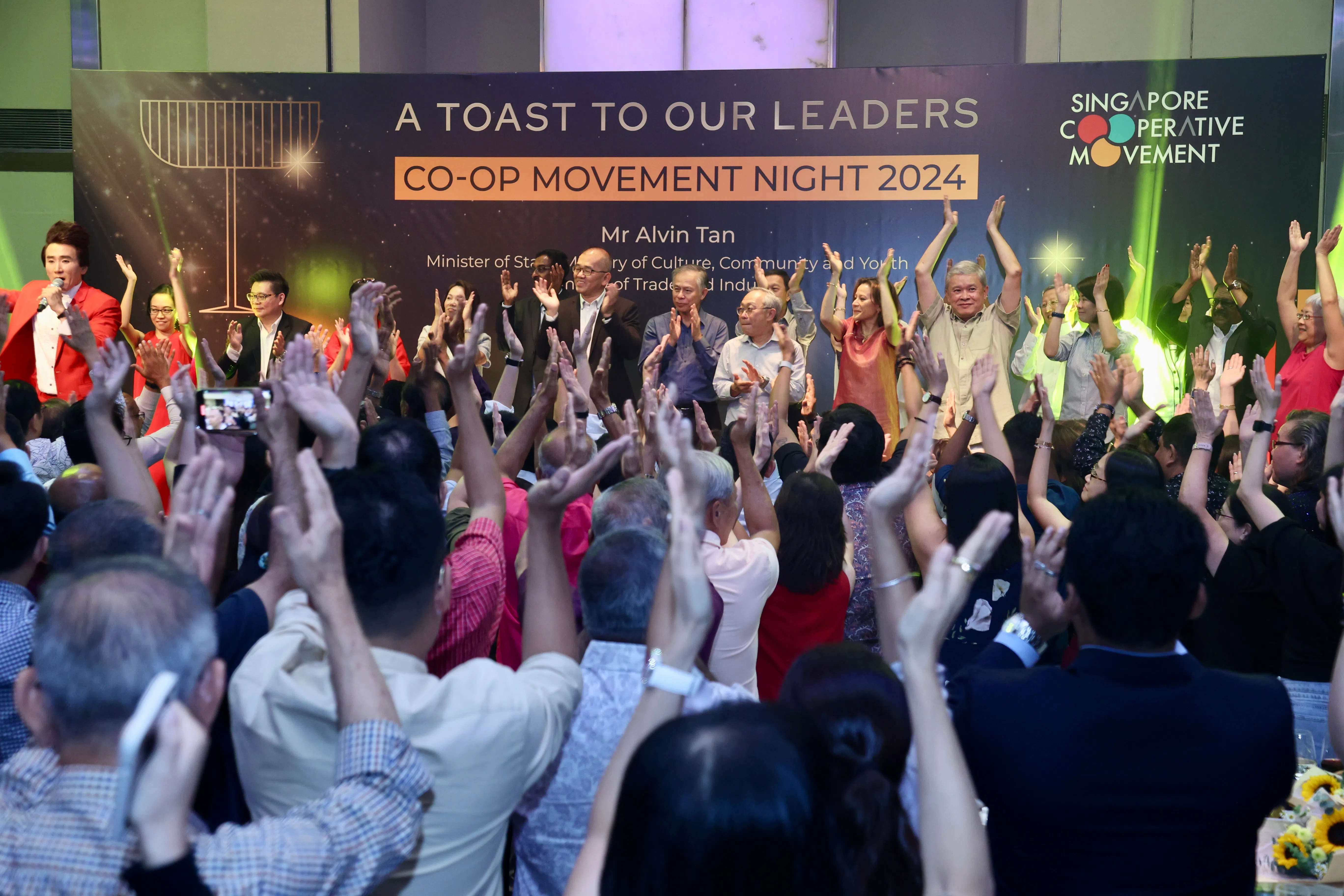 新加坡全国合作社联合会8月16日主办的第三届合作社运动晚宴，共有300多名合作社成员和嘉宾参与，包括SNCF总裁洪鼎基（右四）、SNCF主席唐亚炎（左四，黑西装）以及合作社与互助部注册局执行司长陈金淡（右六）。（邝启聪摄）