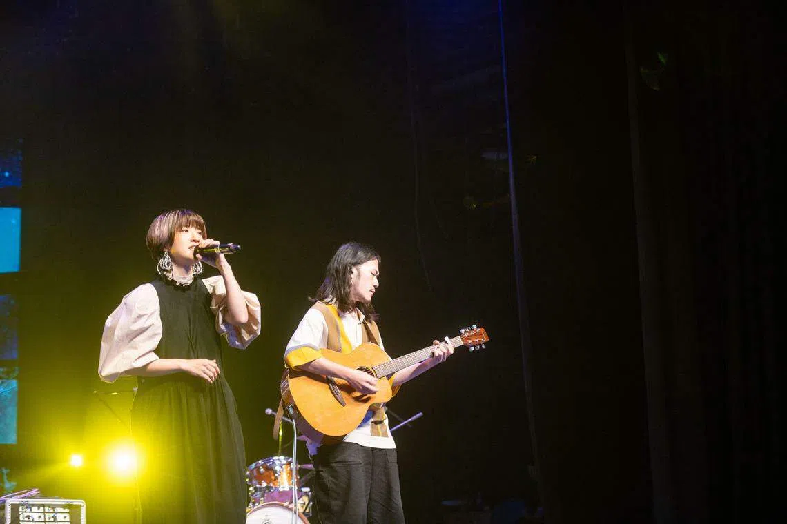 小球（左）除了主持，还揭奖和演唱，堪称最忙的主持人。（Freshmusic提供）