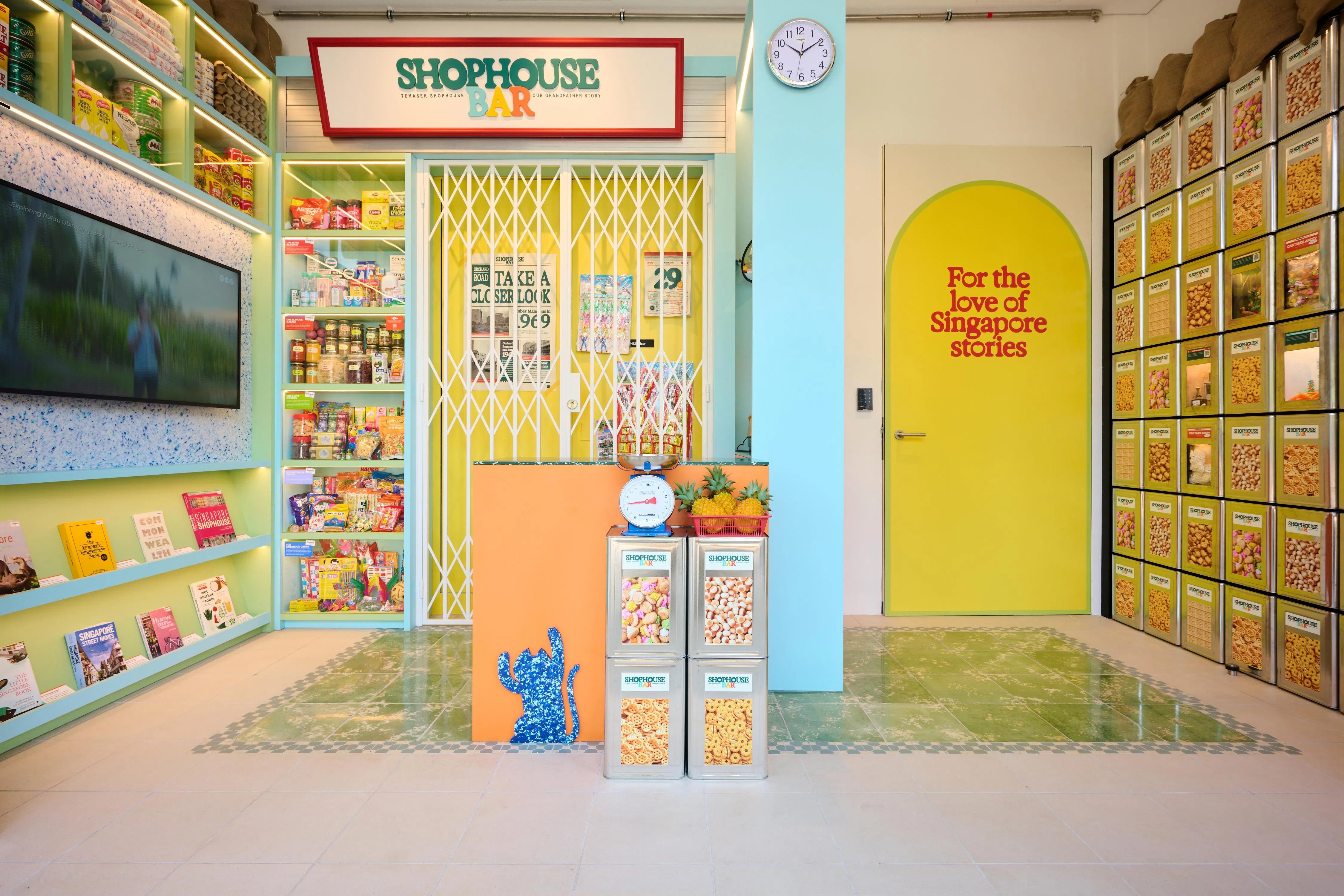 英语自媒体“我们的阿公故事”（Our Grandfather Story）在淡马锡店屋策划迷你展区“店屋BAR”全天开放，欢迎公众阅读本地作家作品、观看短片。（淡马锡店屋提供）