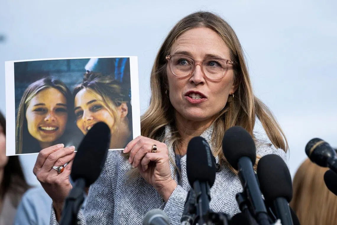 11月18日，爱泼斯坦性交易案幸存者安妮·法默在国会大厦外举行的新闻发布会上，手持自己昔日的照片。（彭博社）