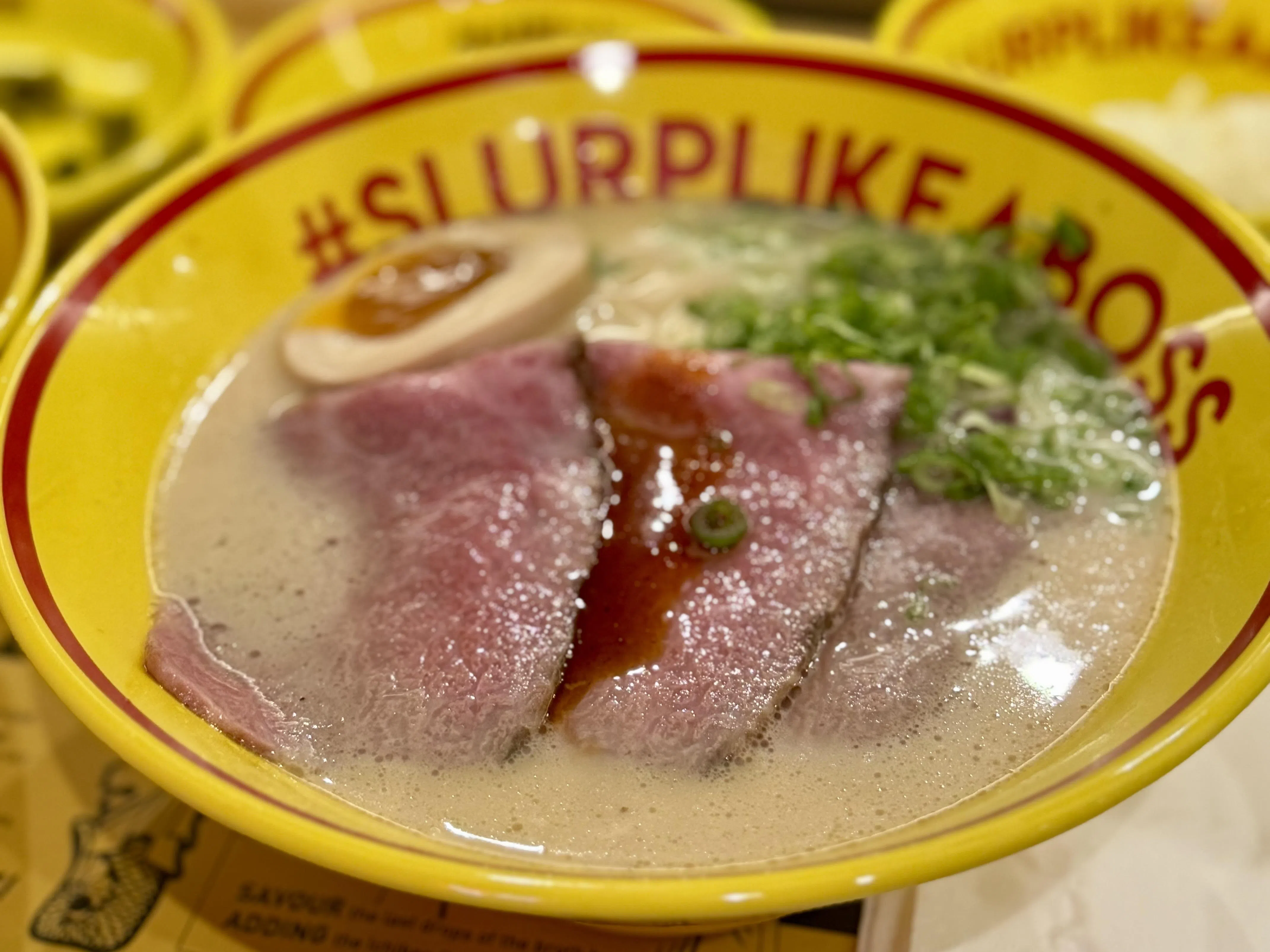 Mashi no Mashi的招牌Ultra Ramen，配有青葱、半个蛋与和牛片，简单又不失奢华。（叶晓虹摄）