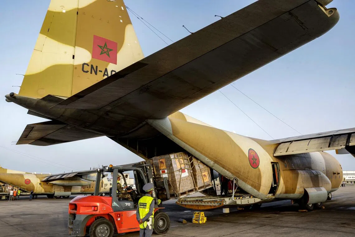 8月2日，救援物资在摩洛哥拉巴特北部的肯尼特拉空军基地装载到空军C-130大力神军用运输机的后部，准备运往加沙地带。（法新社）