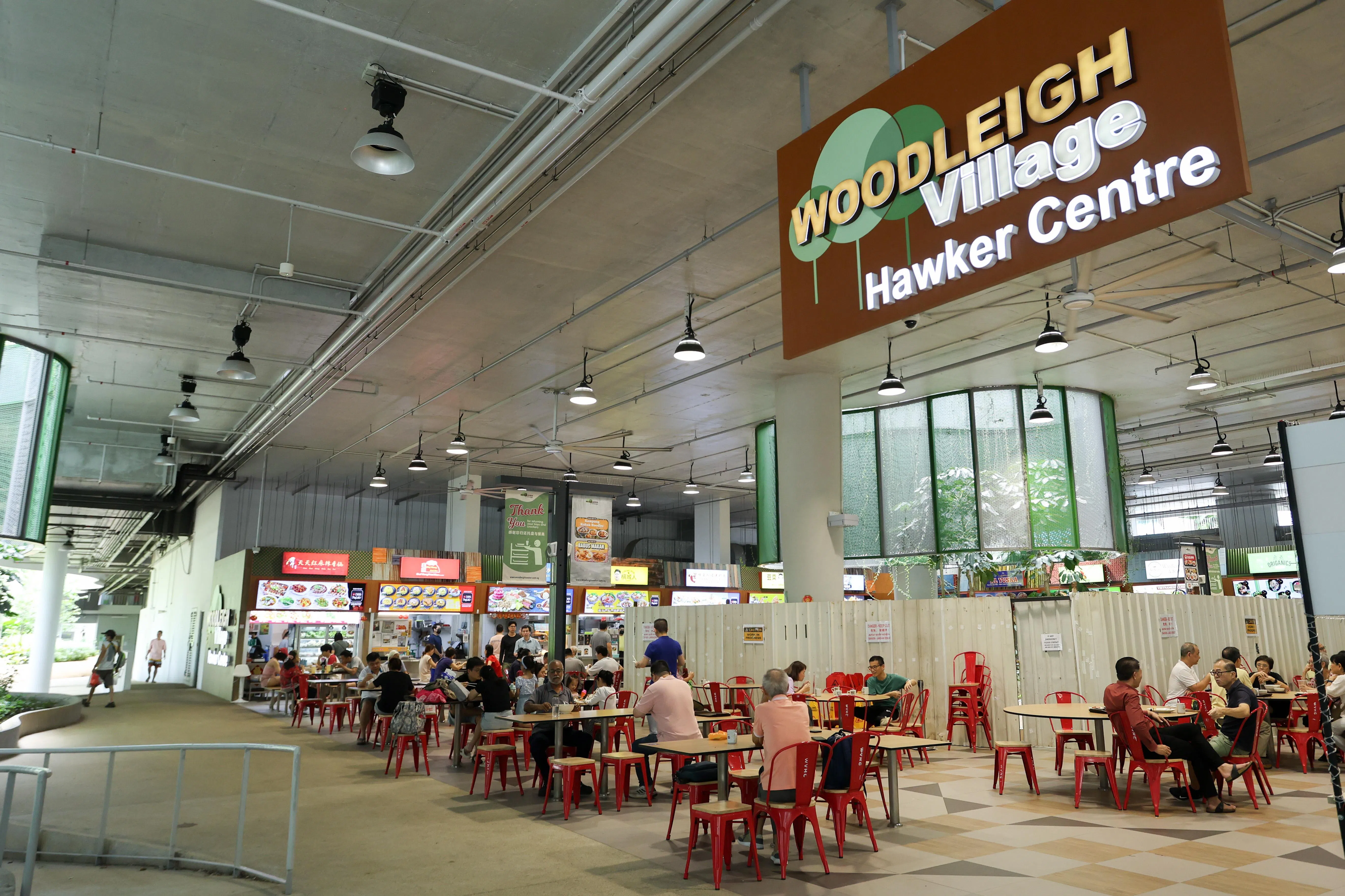 兀里村熟食中心内设有39个熟食摊位，汇聚多元美食选择，满足不同口味需求。（特约李姿仪摄）