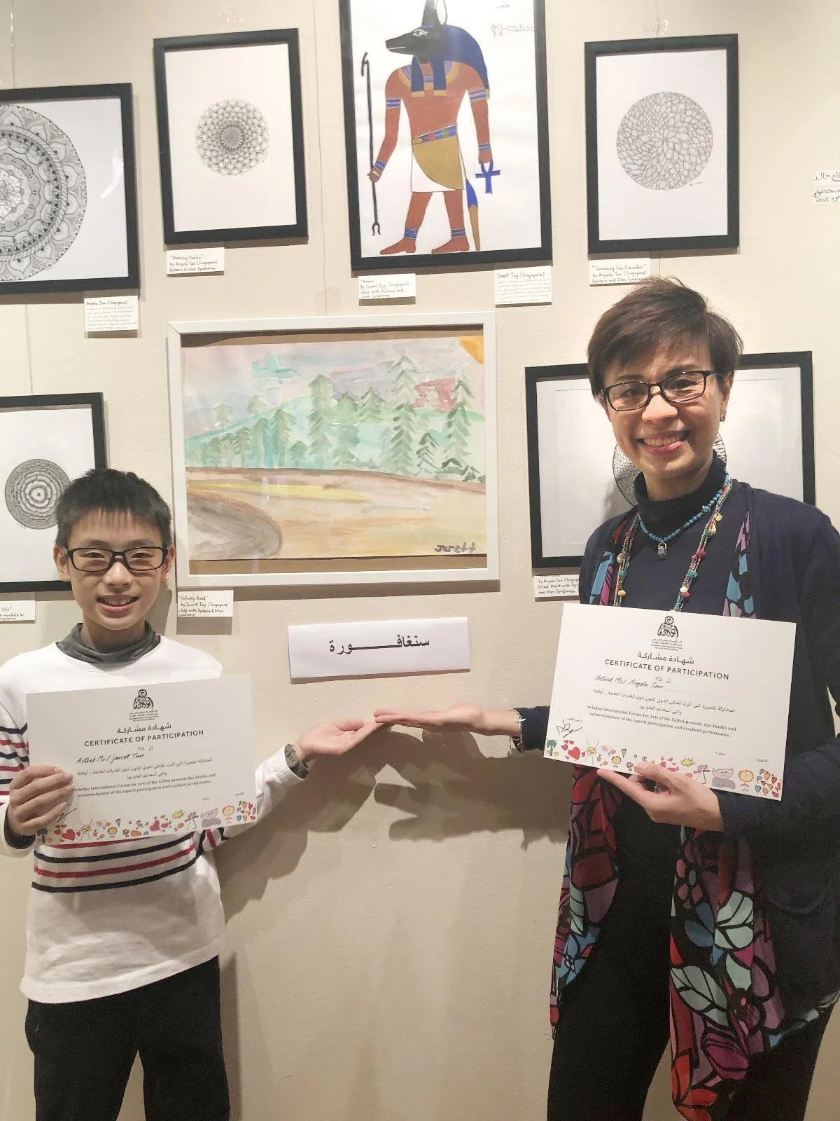 郑浚鑅2018年代表新加坡到埃及参加国际画展，母亲陈铃琰随行。（受访者提供）