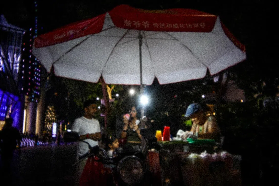 繁华街景不断变换，冰淇淋推车里的老味道仍吸引人驻足。（叶振忠摄）