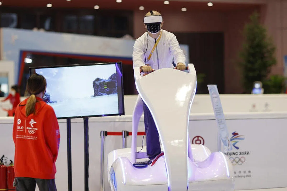 进博会参观者在展区里体验虚拟现实（VR）滑雪。（中新社）