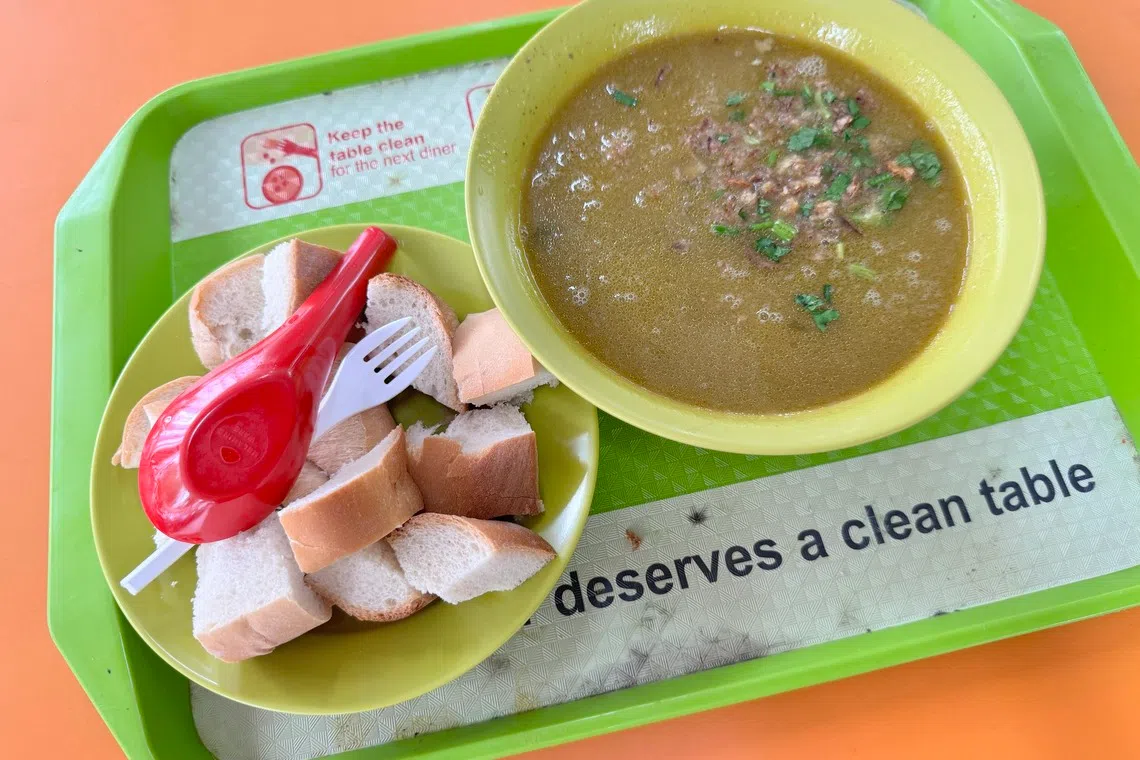 用法式长棍面包蘸羊肉汤汁来吃，味道独特。（林安娜摄）